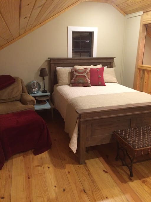 upstairs loft with full size bed