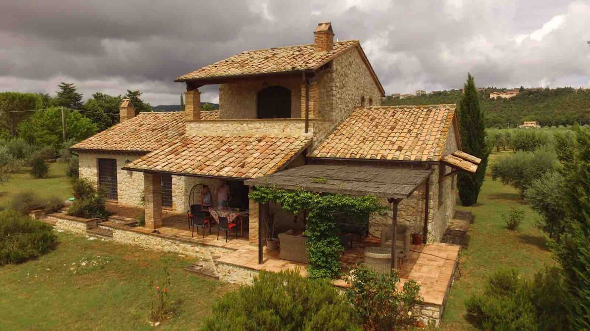位于翁布里亚 umbria)的美丽石头乡村住宅