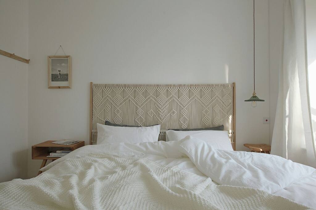 卧室的床也是我们自己手工打造的,床头的设计,是我们最喜欢的,花了整