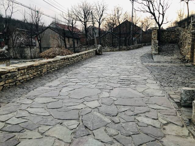 蓟县府君山公园后山,位于西井峪村的精品石头民宿,带小院餐厅露台屋顶