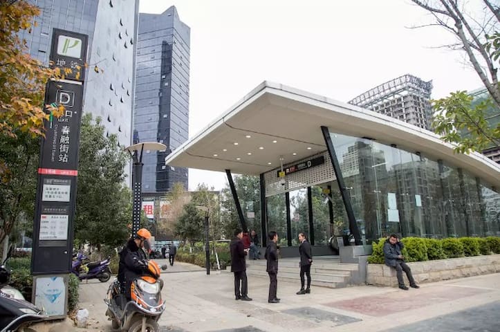 近斗南花市高铁站 地铁口七彩云南第一城 爱影融寓