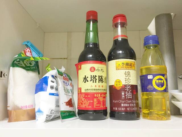 有基本的调料,油盐酱醋糖