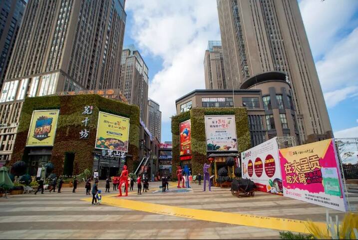近斗南花市高铁站 地铁口七彩云南第一城 爱影融寓 电影主题套房 黄金