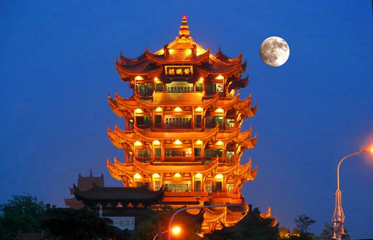 黄鹤楼夜景,步行五分钟即达,长江大桥观看位置最佳