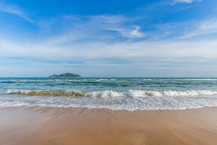 小区出了门口就是海边.