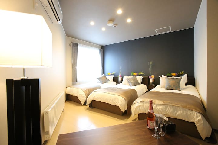 bedroom with 3 single beds/卧室和三张单人床/ 3