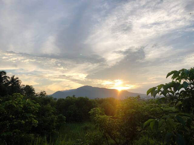 门口早晨日出美景