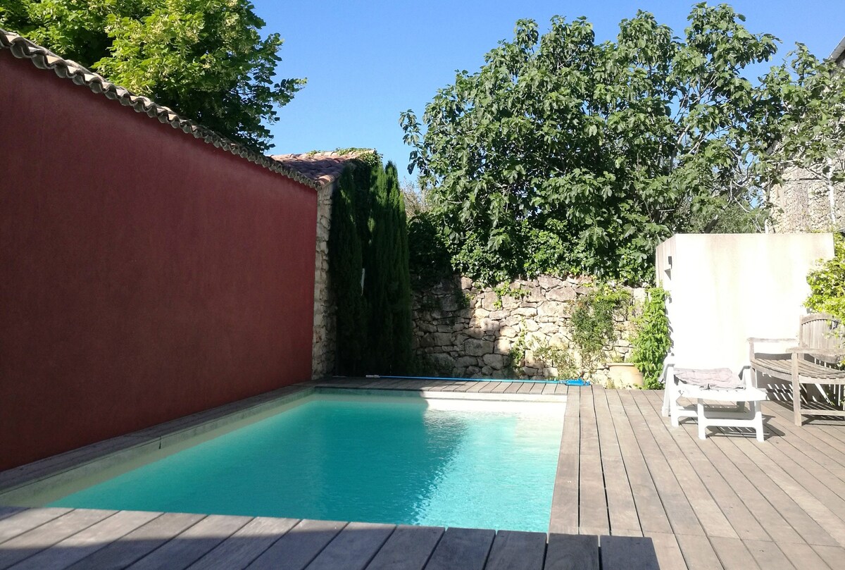 普罗旺斯带泳池的迷人普罗旺斯别墅。