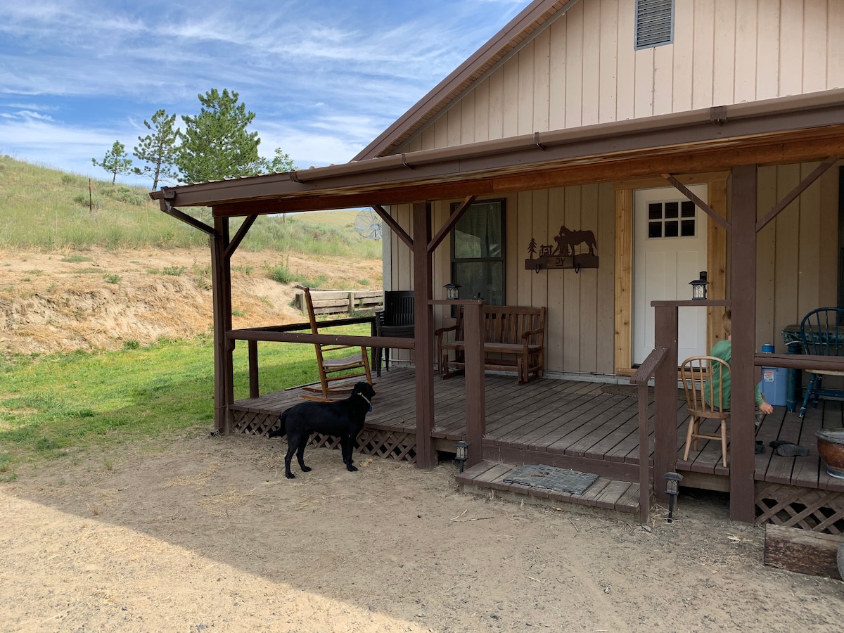 Pedersen Family Ranch的Rustic Cowboy Bunkhouse