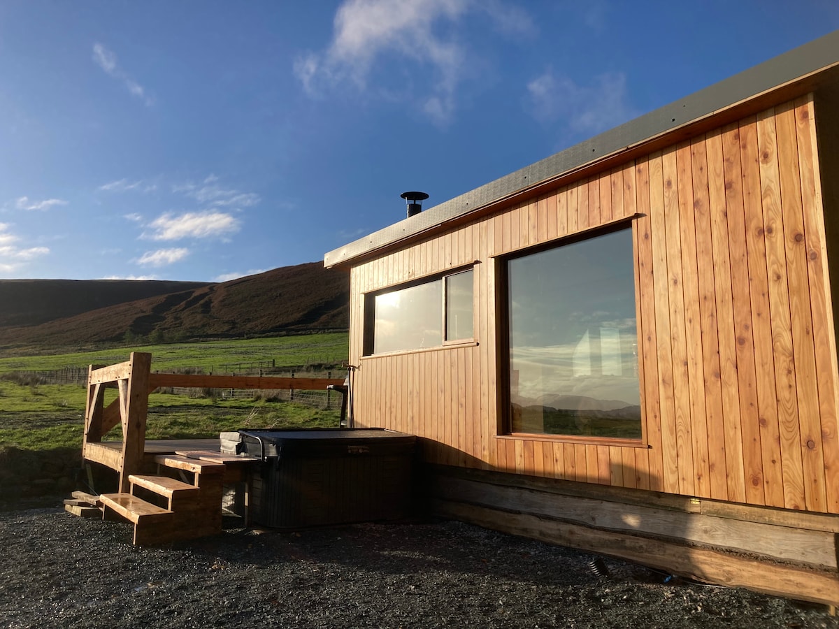 配备热水浴缸的豪华小木屋（ Hen Harrier lodge ）