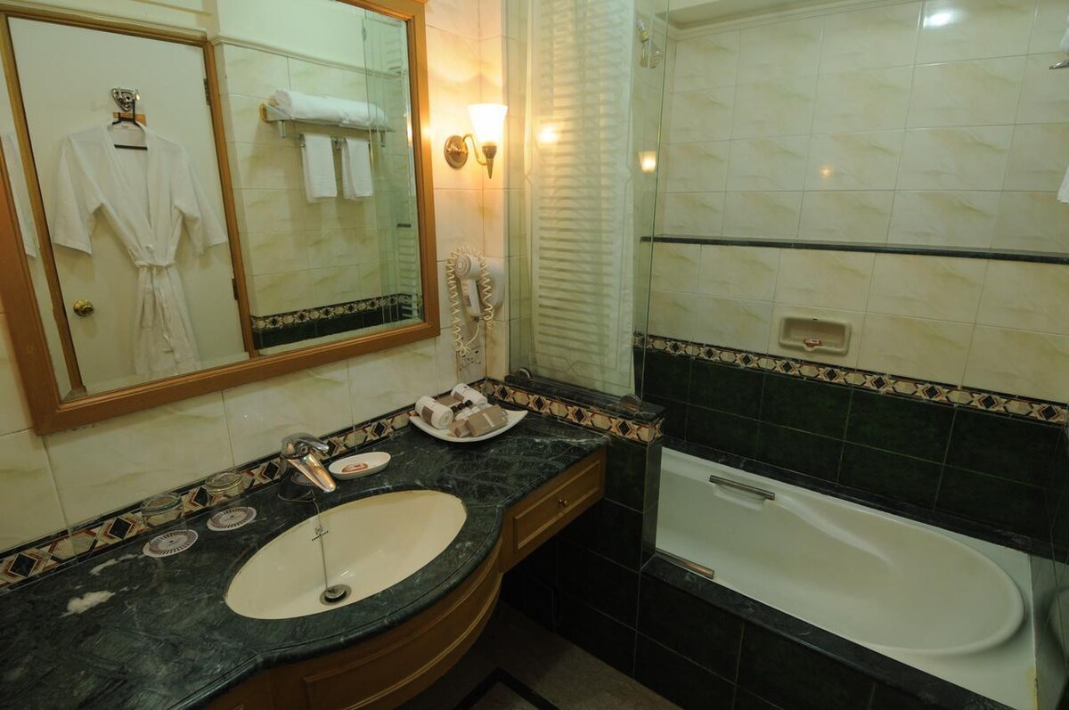 Luxury Superior Modern Rooms In Colaba