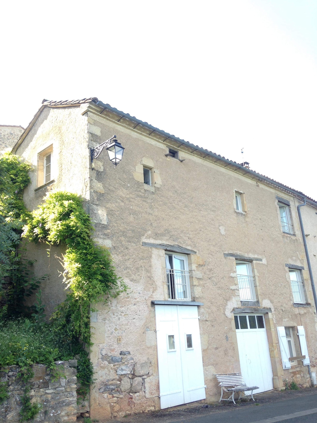 A House with a view on Puycelsi's fortress.