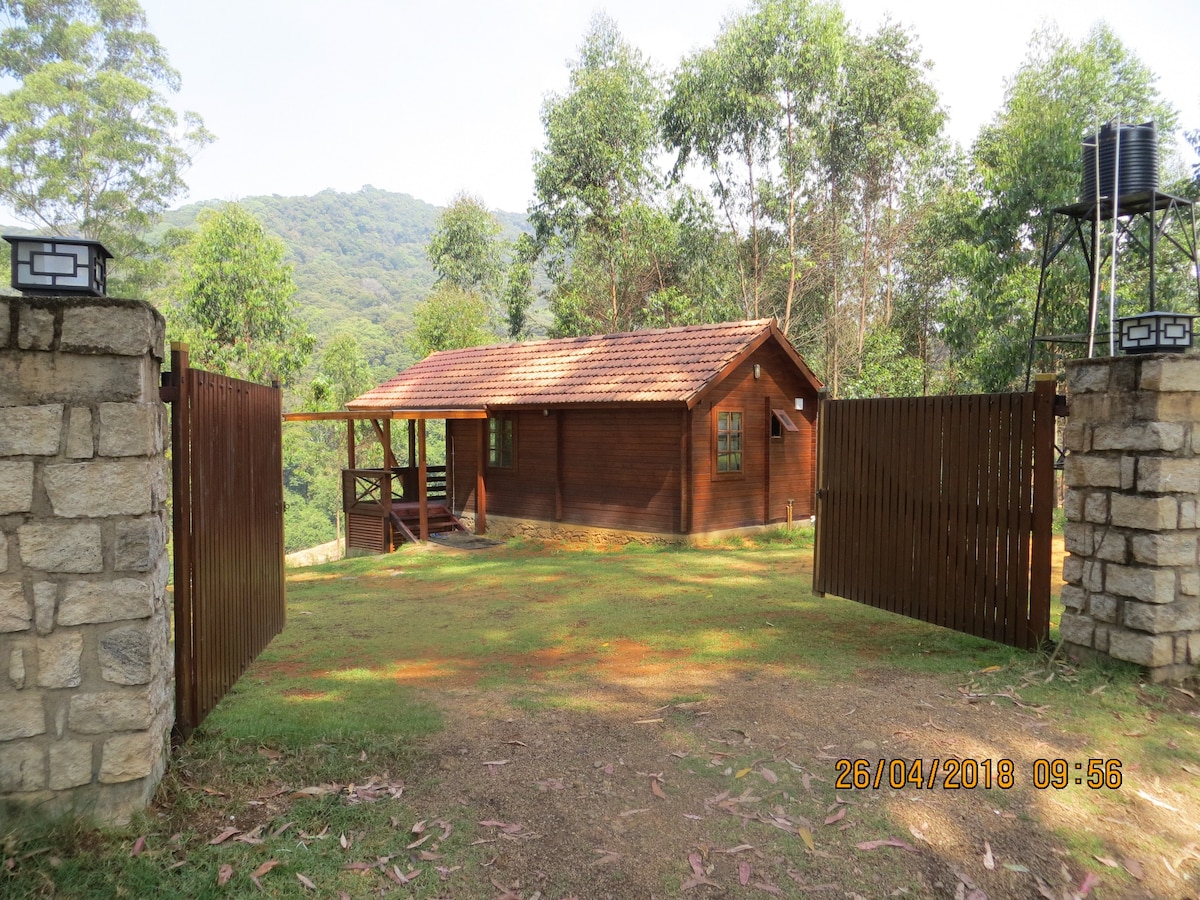 Kookal Eco Farms的Wooden乡村小屋