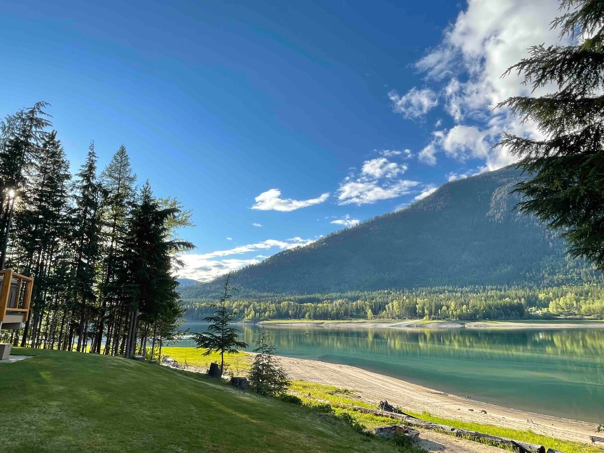 在美丽的箭湖（ Arrow Lake ）上乘坐房车放松身心