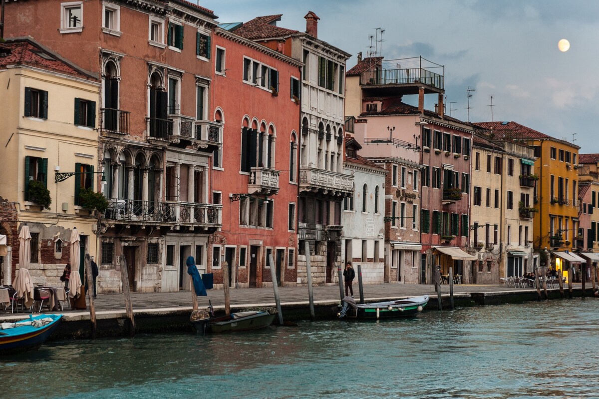 威尼斯拉卡萨（ La Casa Veneziana ） ，位于Cannaregio运河上，景观迷人