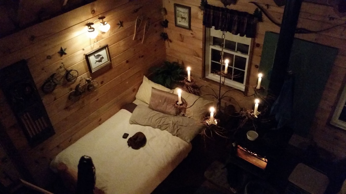 Romantic "off the grid" Cuddle Cabin on 14 acres!