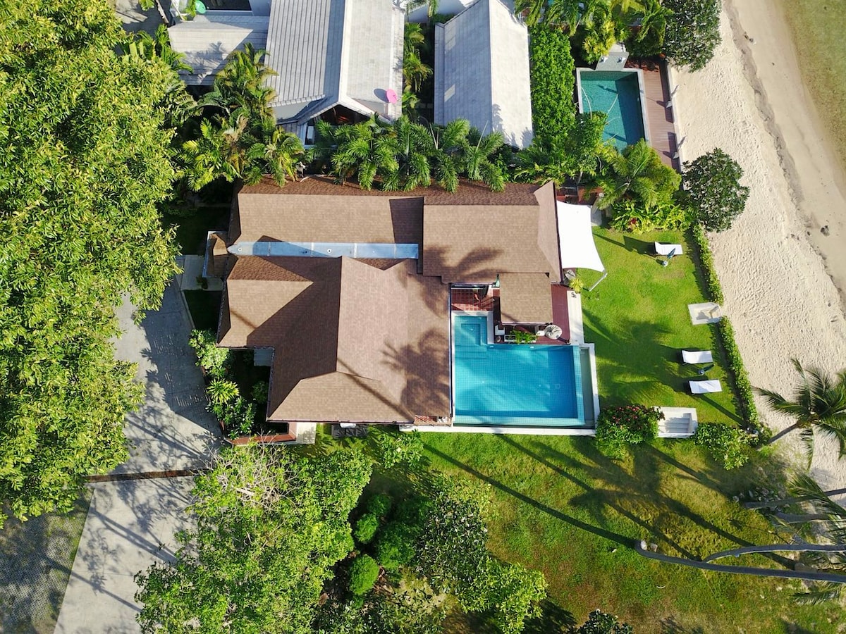 Luxury villa with infinity pool by the beach