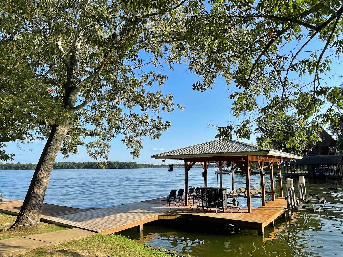 Lake Front Cottage, Private Boat Ramp & Large Dock