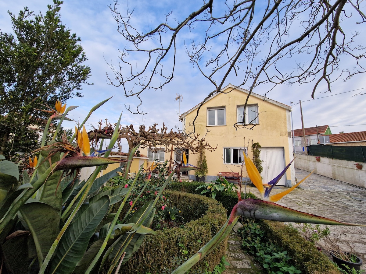 A de Carmen, villa costera con jardín.