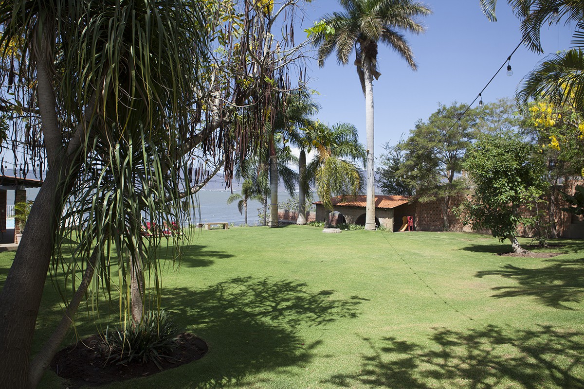 Villa Mompracem位于查帕拉湖（ Lake Chapala ）前面。