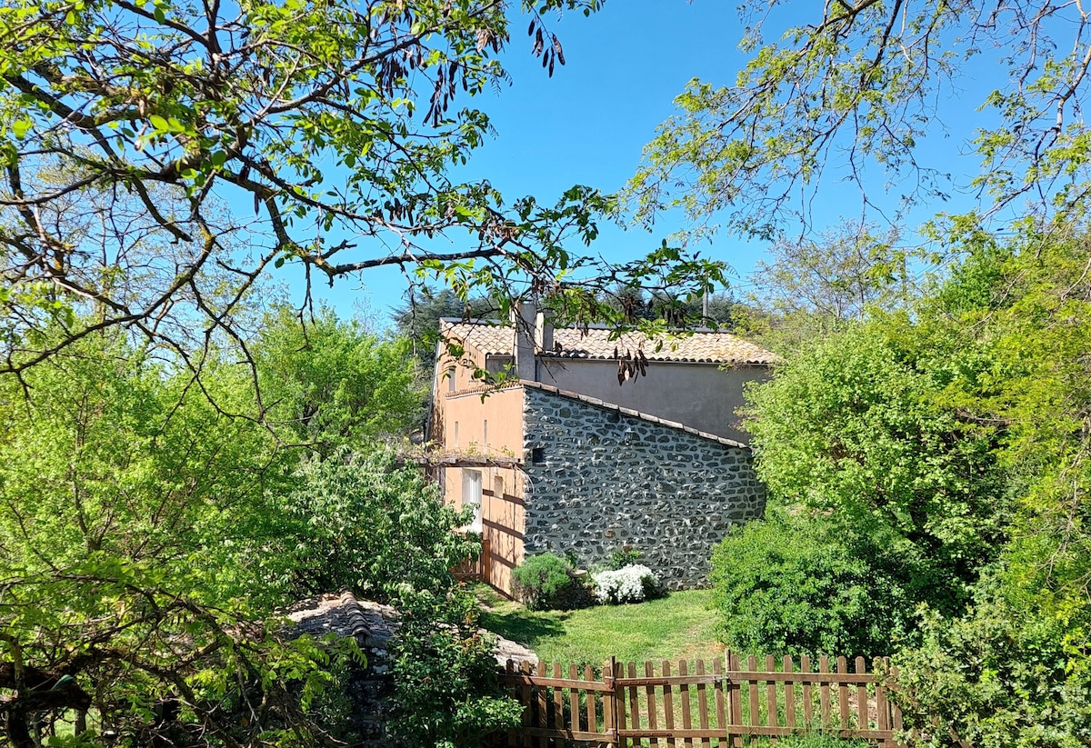 Gîte rural avec piscine et animaux, idéal famille