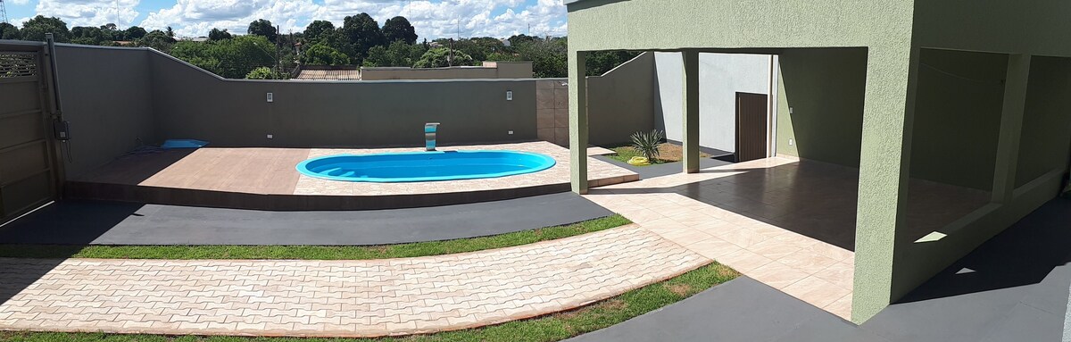 Casa com ampla area gourmet e piscina