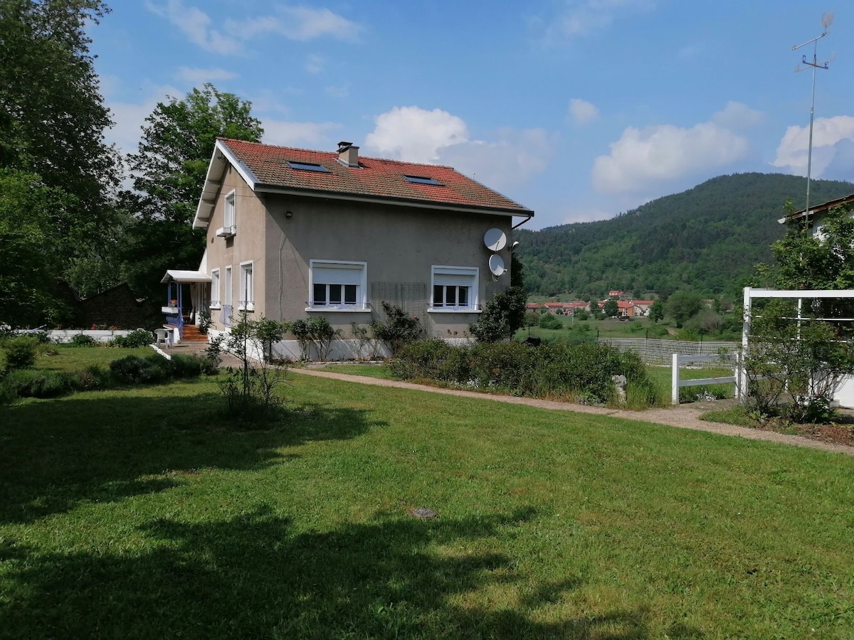 maison au bord de la Loire à côté du puy