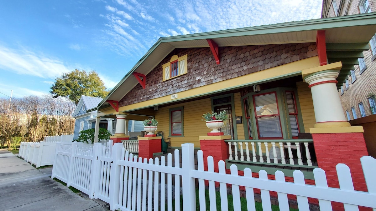 位于市中心历史公园大道（ Historic Park Ave Bungalow ）