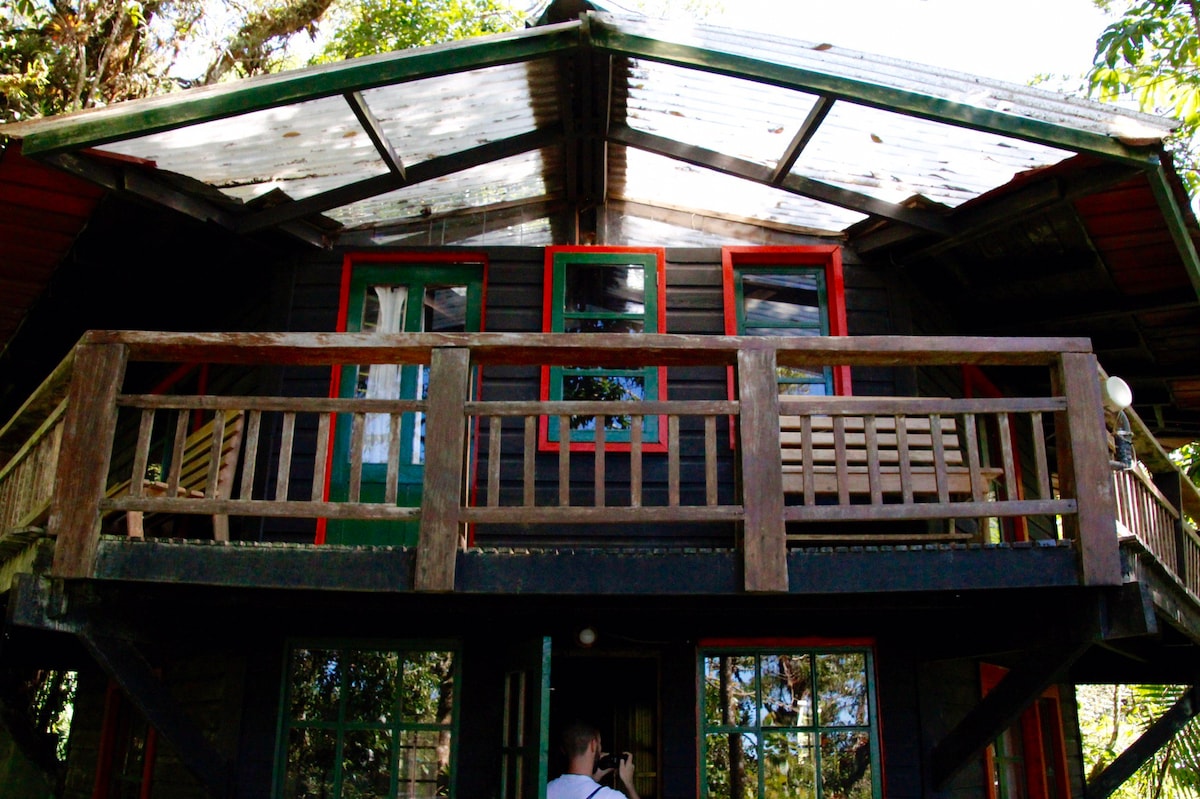 Unique eco friendly cabin in mid cloudforest