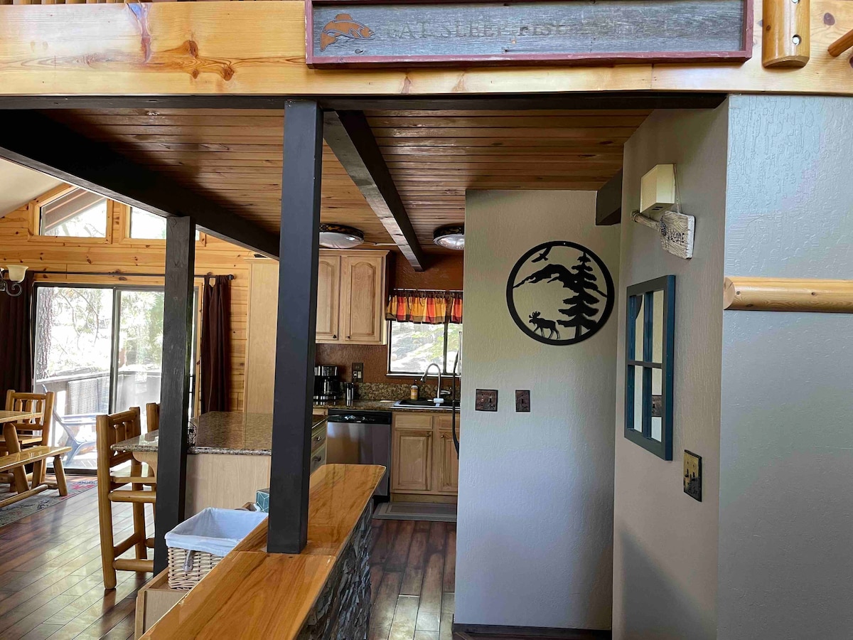 Truckee Adventure Cabin near Resorts + Restaurants