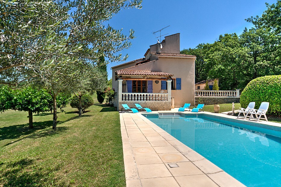 Villa & swimming pool in peaceful setting, for 10