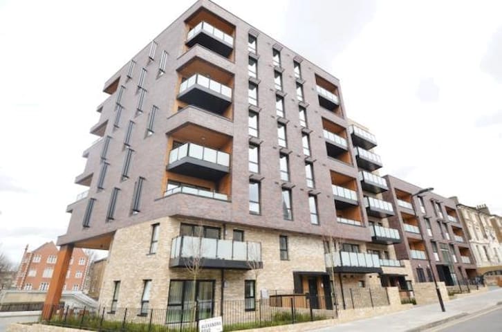 bright double room in 2 bed modern apartment block