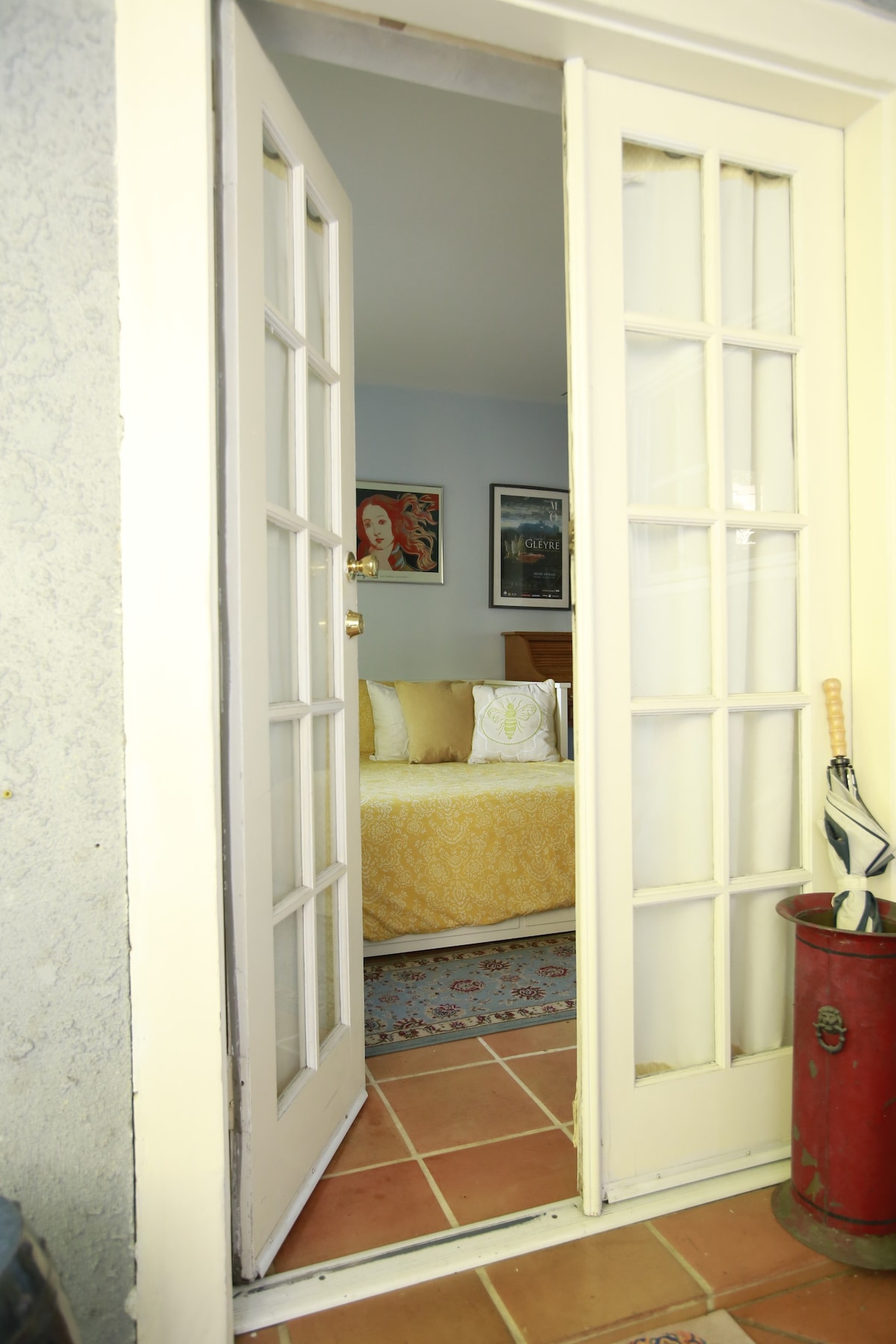温馨的套房，配备独立卫生间和入口，位于Hwd/Larchmont。