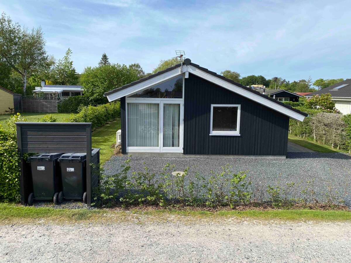 Lækkert sommerhus med kort afstand til badestrand.