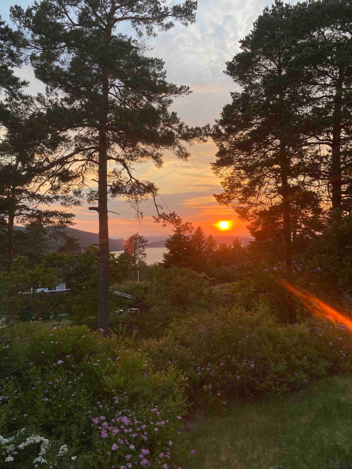 Stor hytte ved sjøen med sol fra morgen til kveld