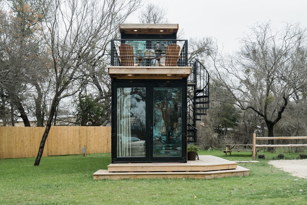 The Helm-2- Story Container Home ，靠近Magnolia Market