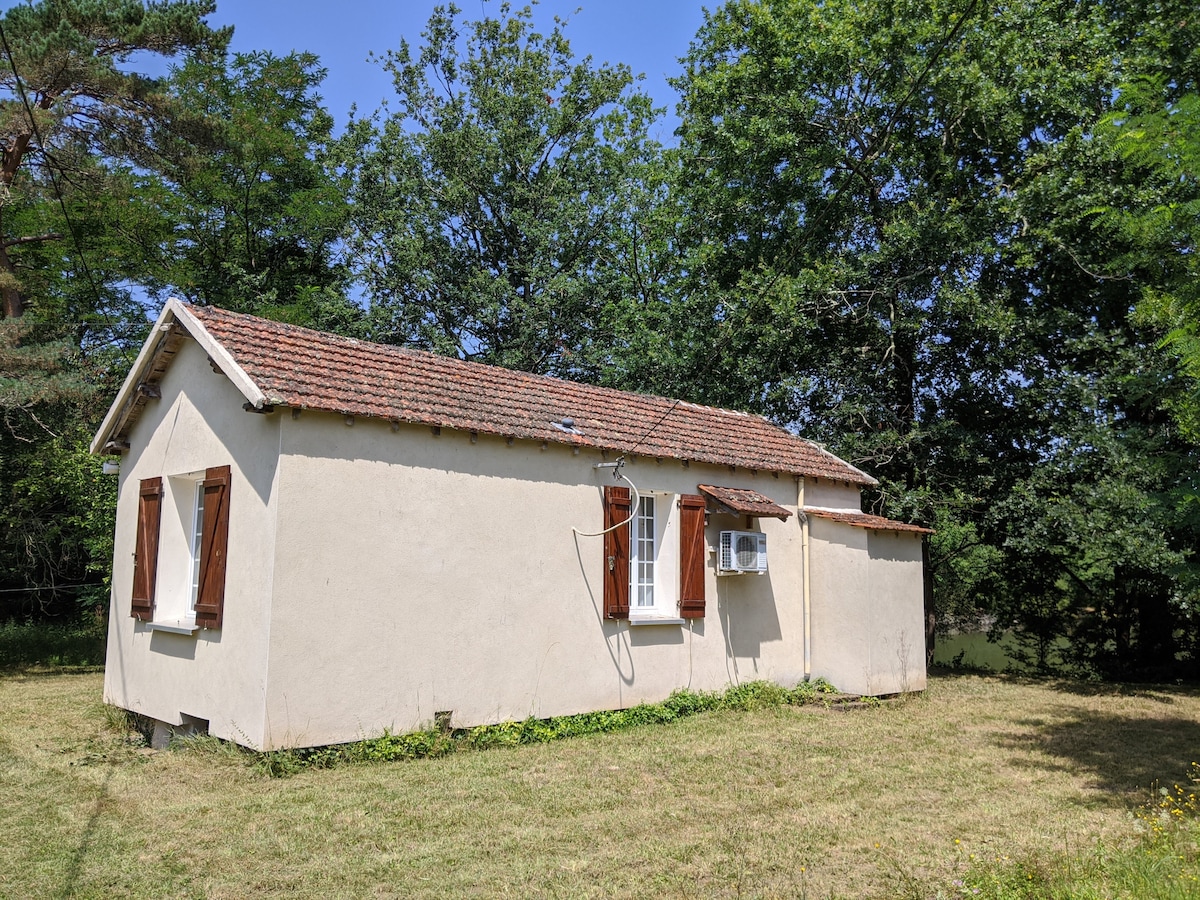 带空调的河畔小屋