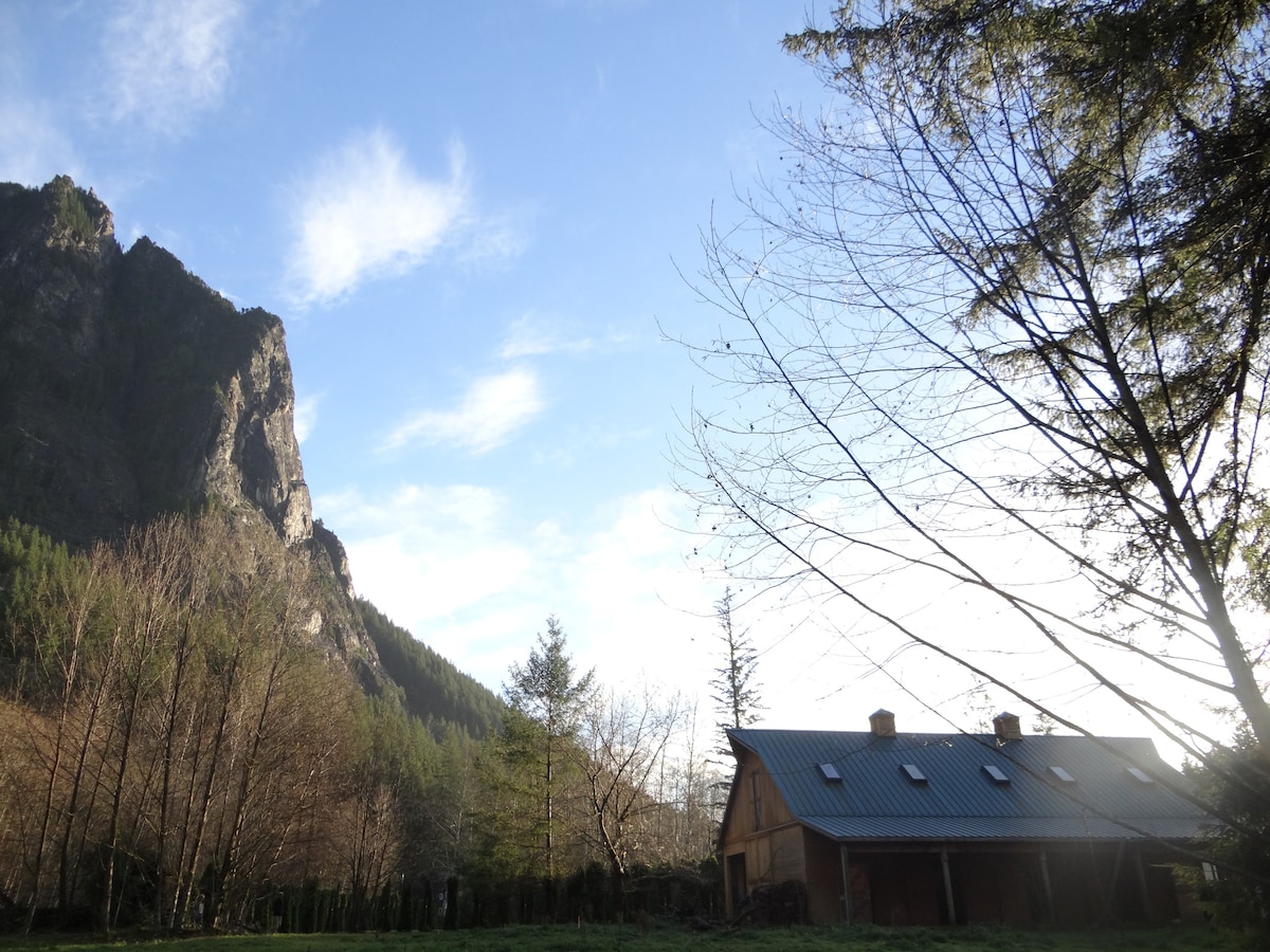 位于双峰（ Mt Si ）的谷仓之家