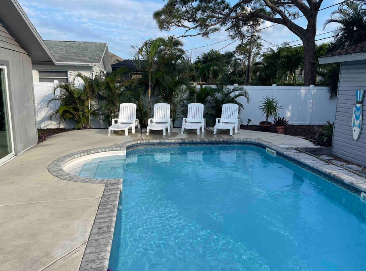 Cabana Breeze ：带有Cabana和姻亲套房的泳池之家