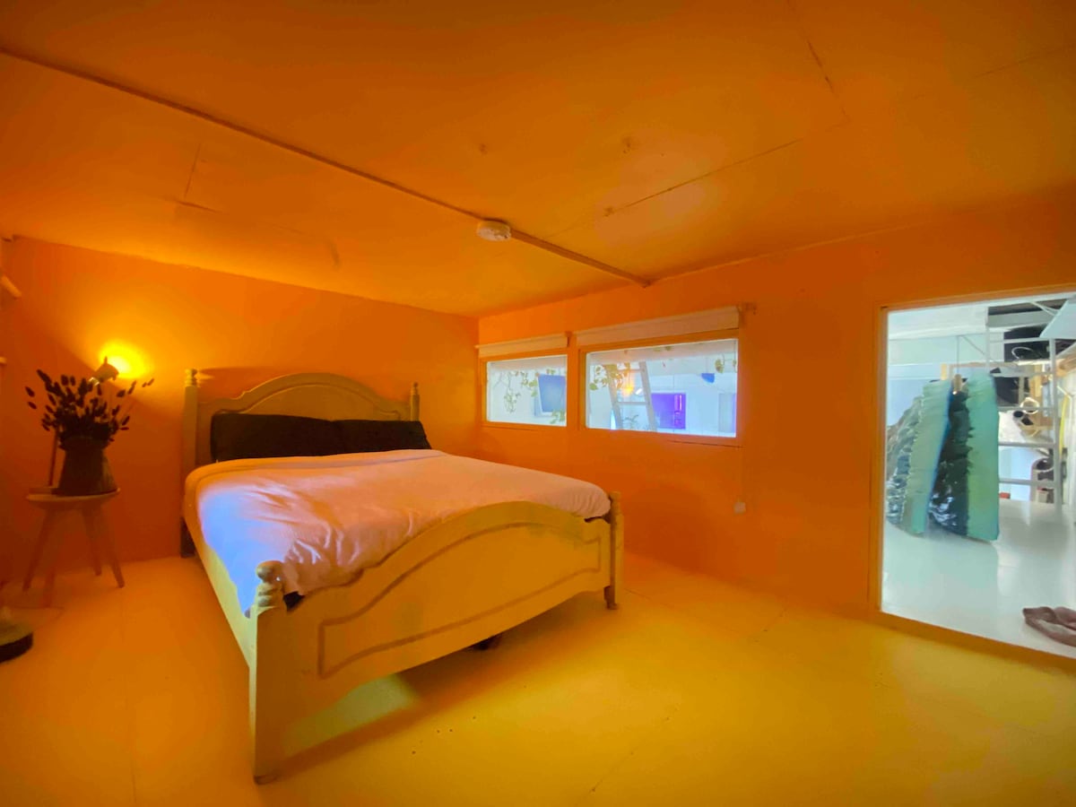 Quirky Mini-House - Yellow Studio in Hackney Wick