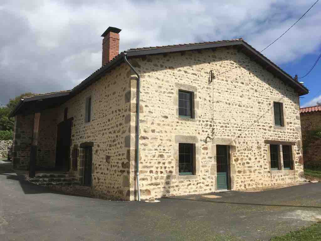 Location maison chaleureuse en Auvergne pour 10