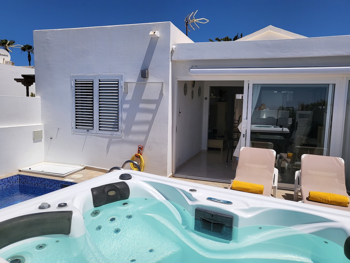 Bungalow Bissau, pool and jacuzzi in Montaña Roja