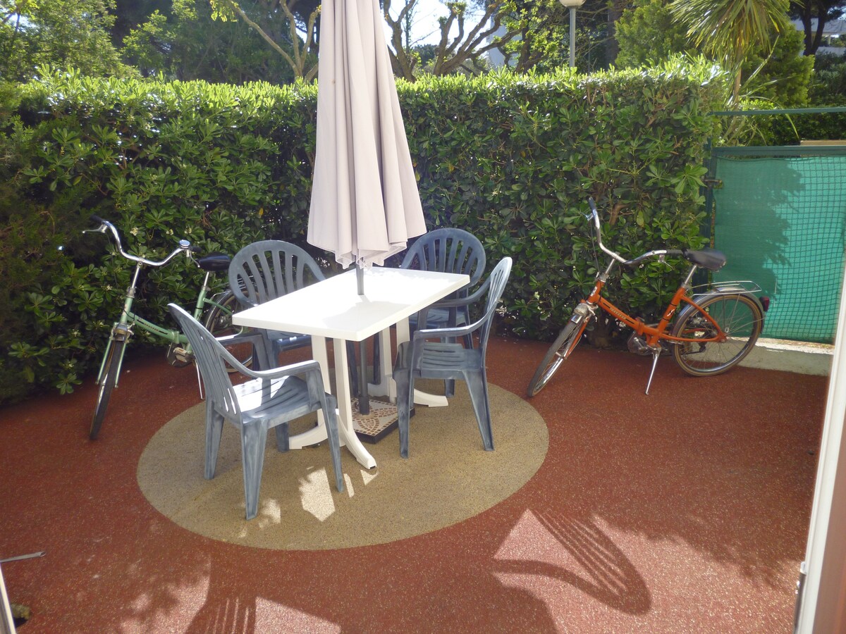 Studio en rez de jardin, un vrai lit et vélos !