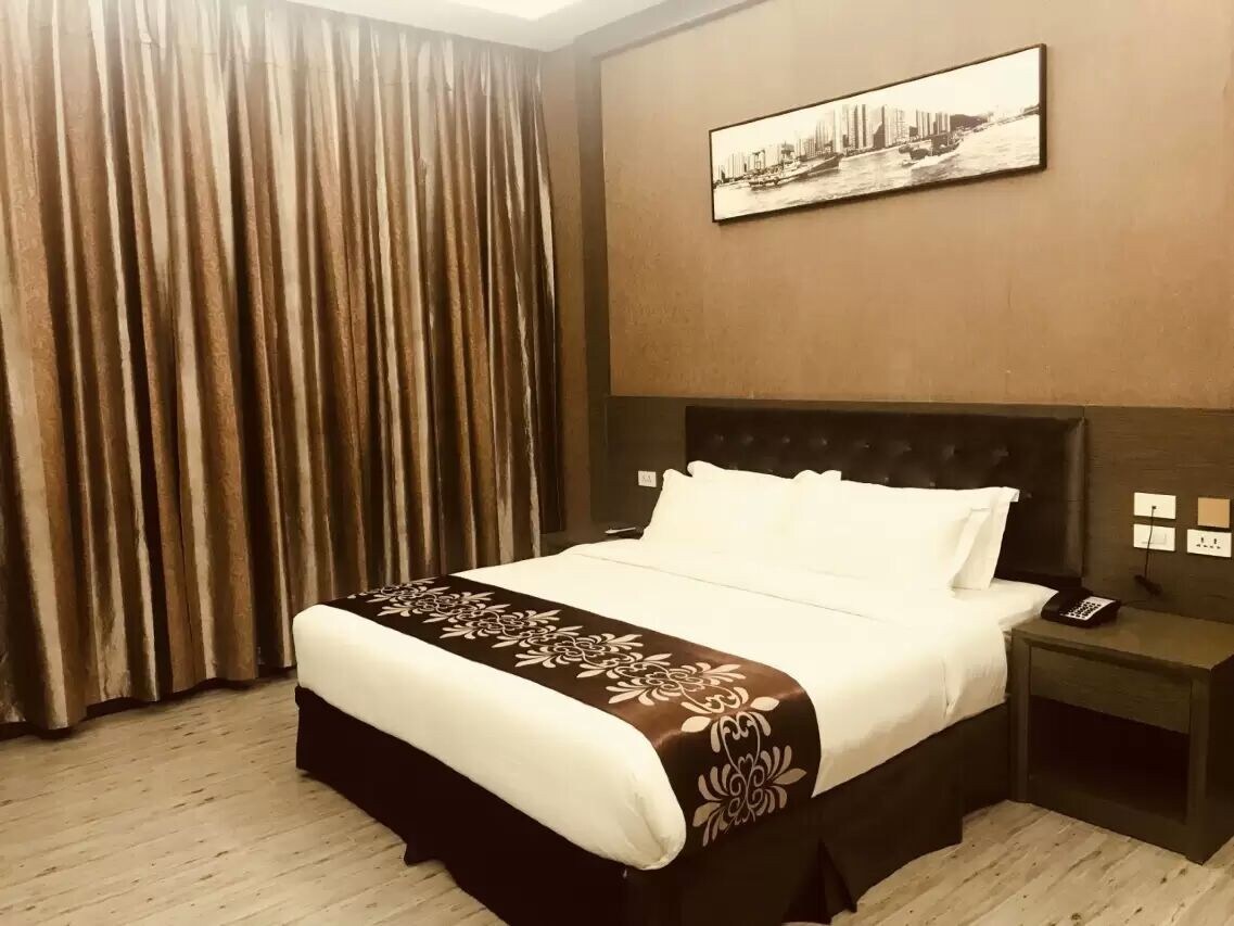 Vienna hotel 4 山景大床房(standard room king bed)