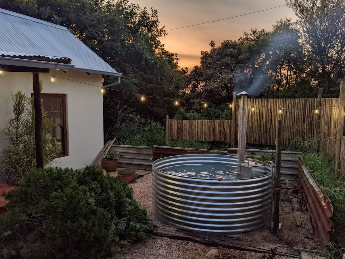 情侣度假屋，配备室外木制火焰热水浴缸
