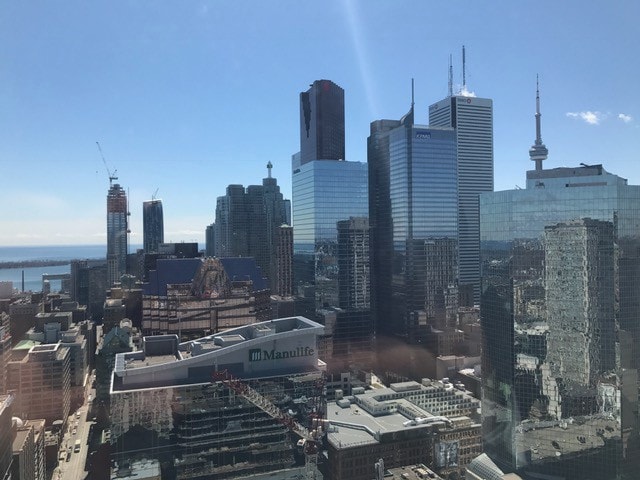 顶楼豪华1居室，位于邓达斯广场（ Dundas Square ） ，带停车位