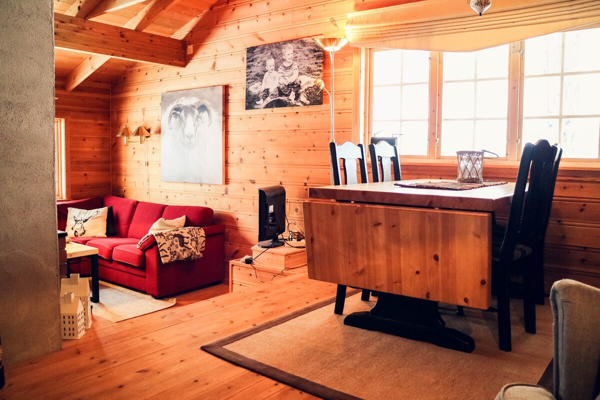 位于Sunnmøre阿尔卑斯山的舒适小木屋
