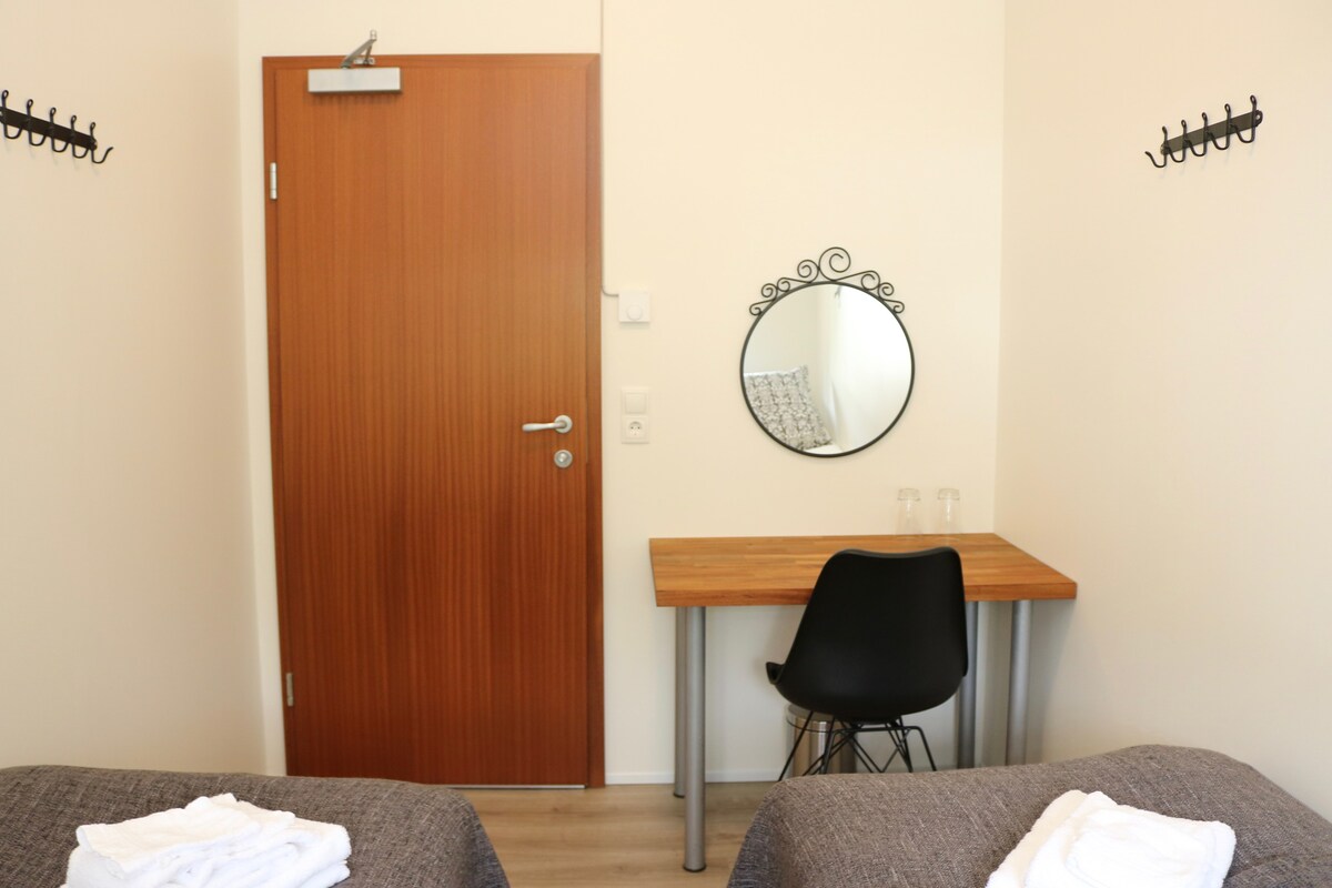 位于Snæfellsnes的双人房共用浴室。