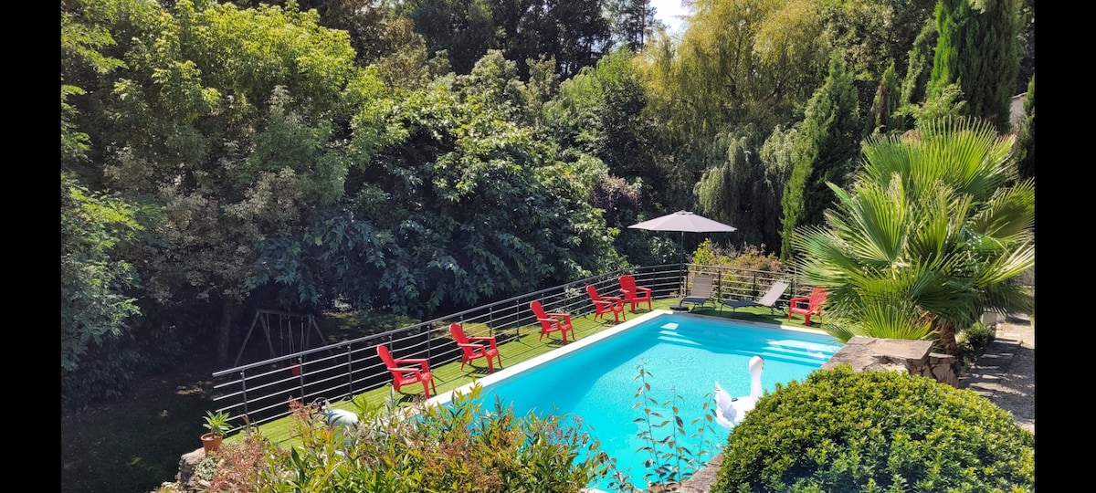 Belle villa au calme avec grande piscine chauffée.