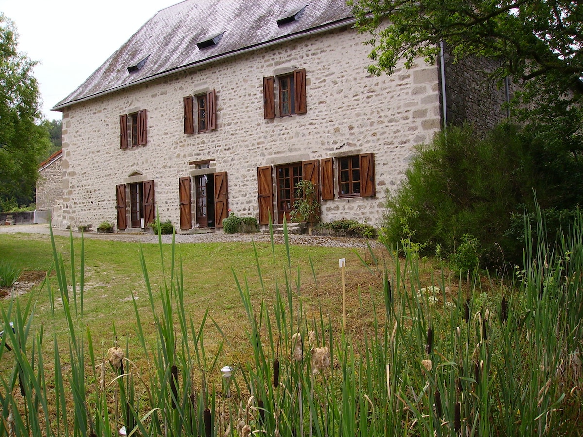 Grande maison en pierre - Domaine de 43h et étang